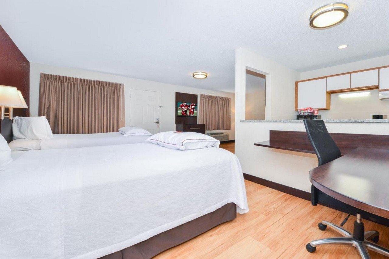 Red Roof Inn Plus+ & Suites Guilford Exteriér fotografie