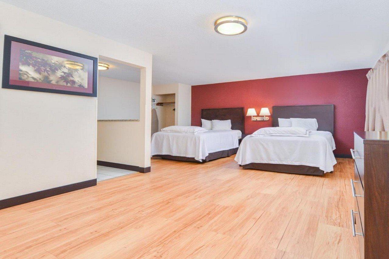 Red Roof Inn Plus+ & Suites Guilford Exteriér fotografie