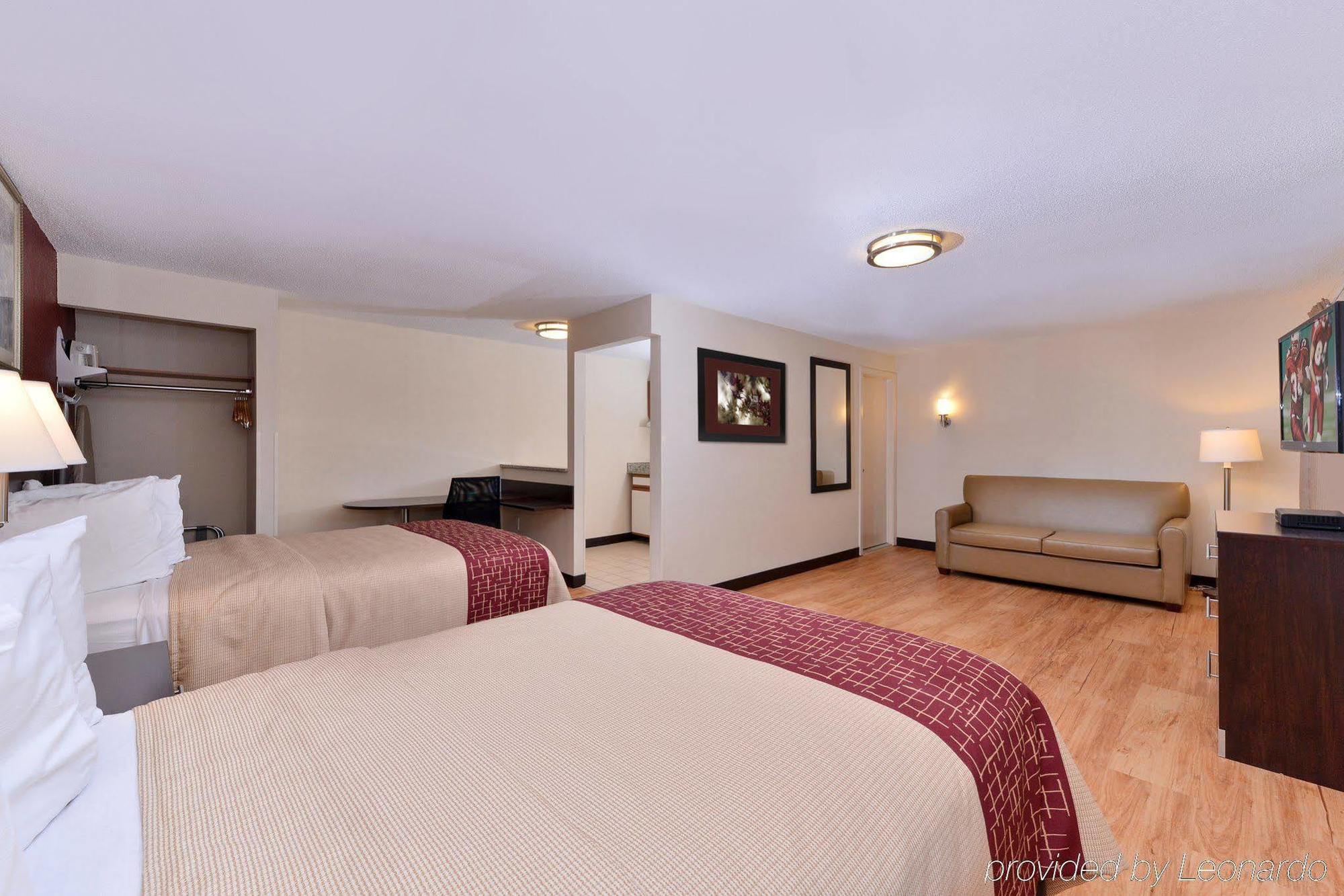 Red Roof Inn Plus+ & Suites Guilford Exteriér fotografie
