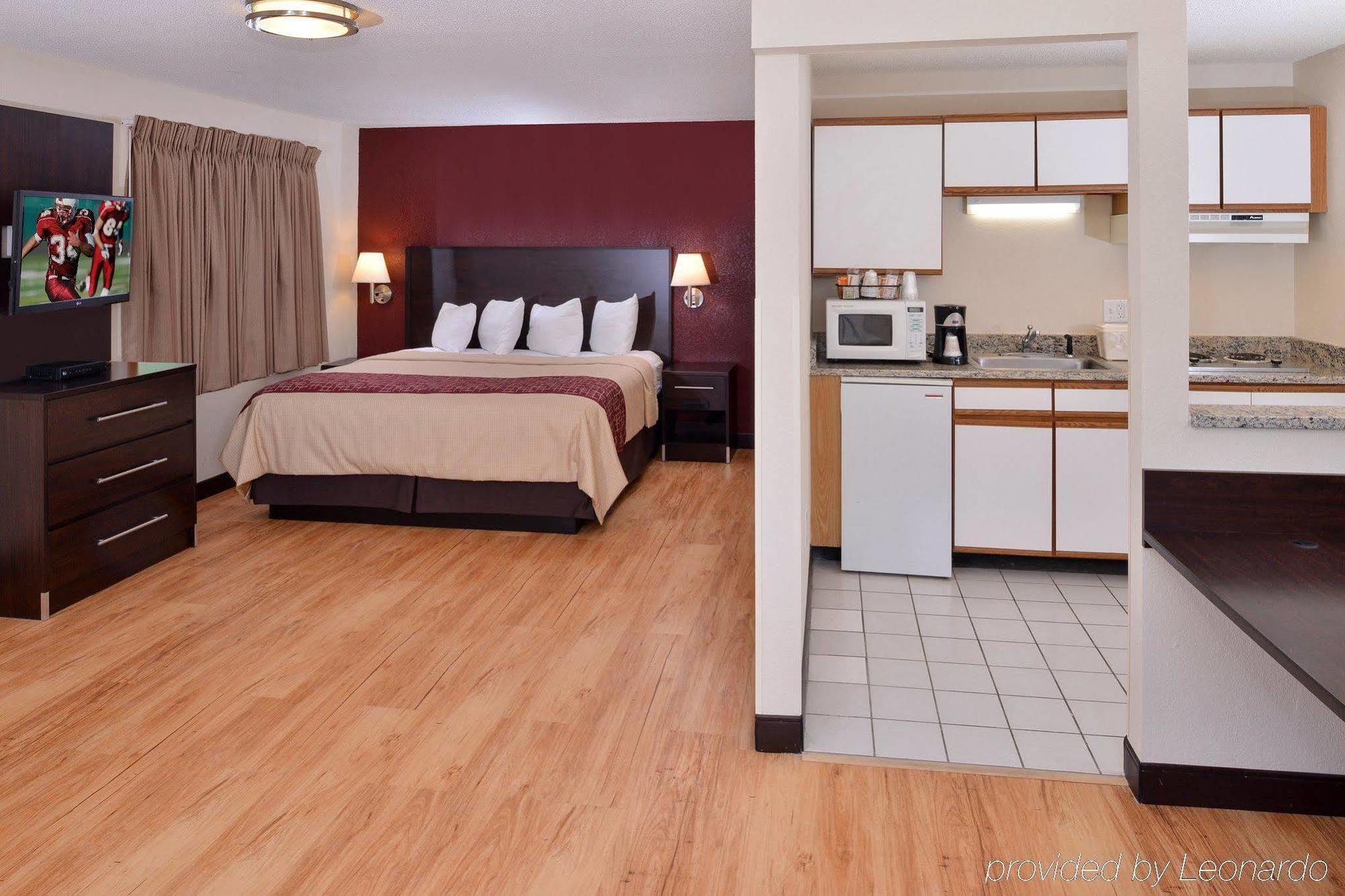 Red Roof Inn Plus+ & Suites Guilford Exteriér fotografie