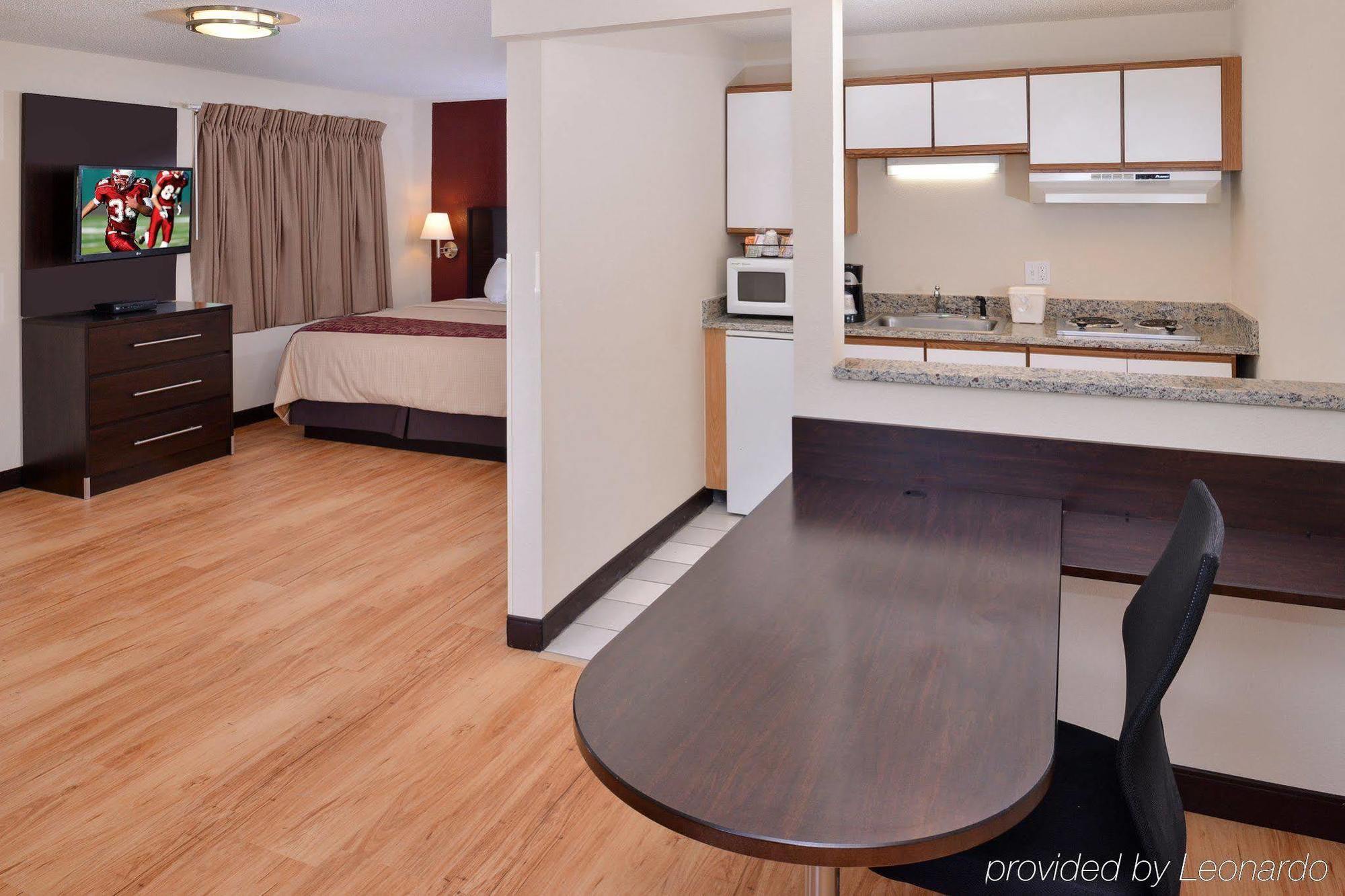 Red Roof Inn Plus+ & Suites Guilford Exteriér fotografie